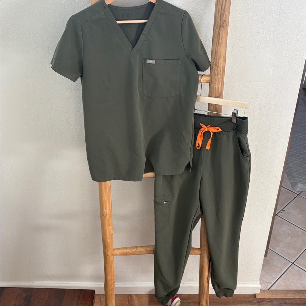 Figs Dark Green women’s scrub set. Size Small